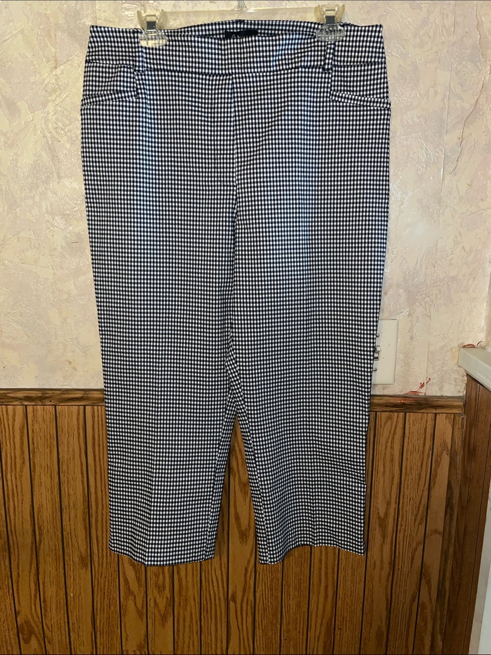 Black & white plaid reitmans clam diggers (16)